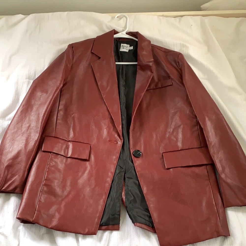 Princesspolly Jocelyn faux leather blazer in the color burgundy